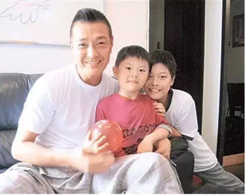 演员卢惠光:62岁独自带两娃,前妻改嫁又生两子,苦尽甘来无遗憾_成龙