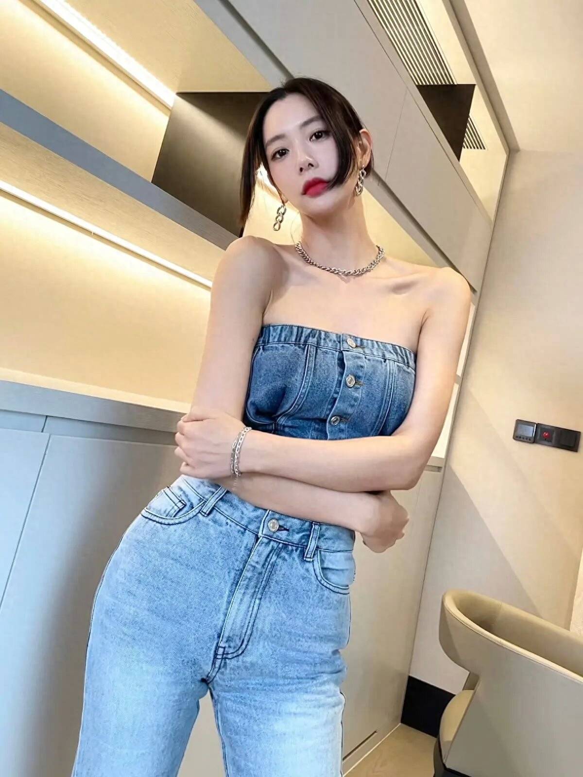 克拉拉不愧是亚洲第一女子,穿开衩裙秀宠儿身材,很少有人比得过_时尚