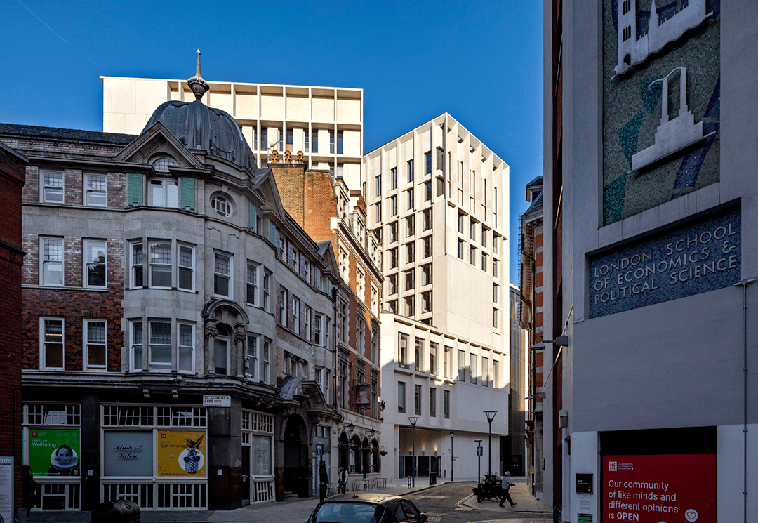 为该大学的伦敦市中心校区新添了一座建筑物,位于林肯公会广场上