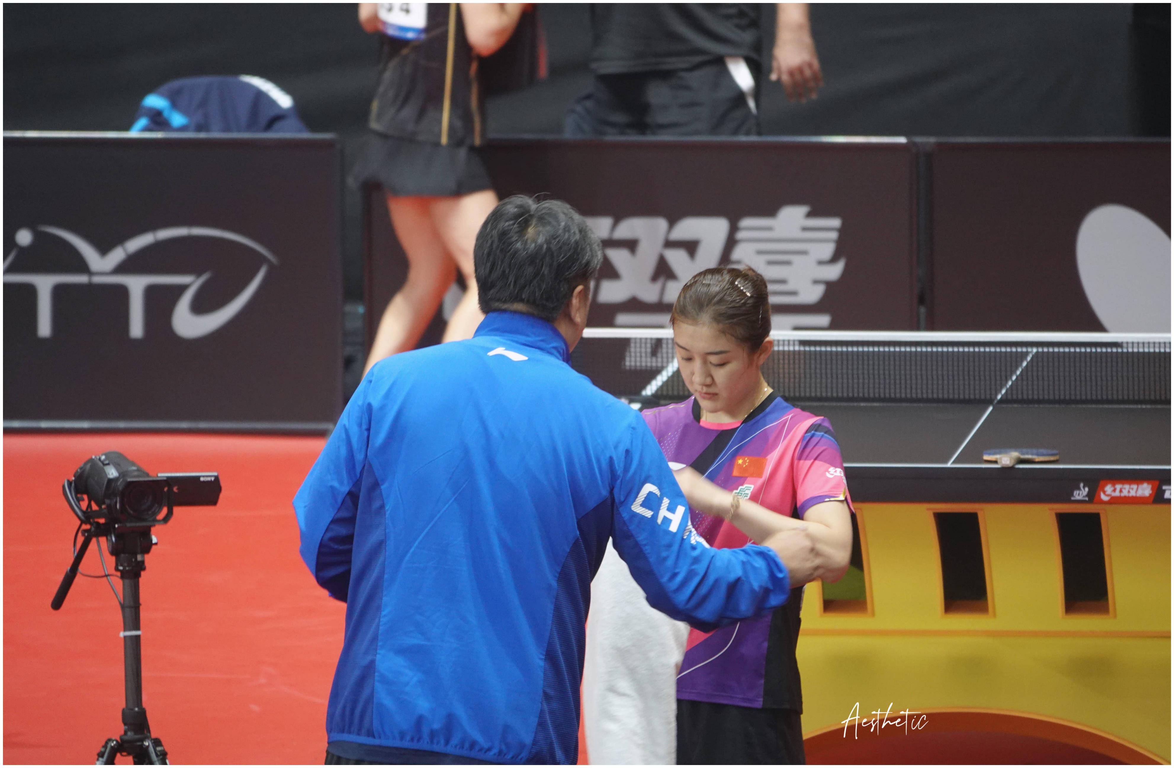 陈梦正手逆转站位,反手追三分.