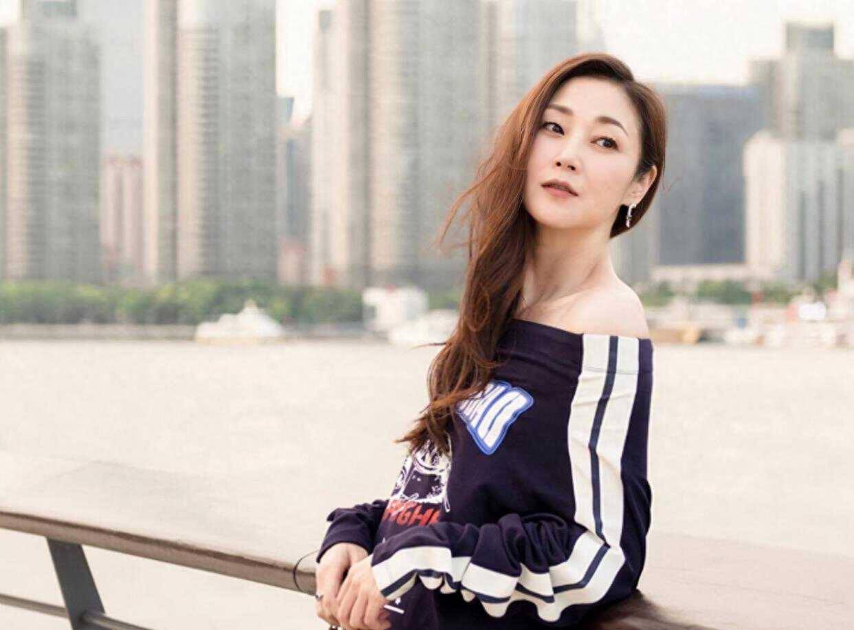 香港“最美腿”真面目曝光!她身穿白衬衫,秀出姣好的身材,小蛮腰惹眼_万绮雯_生活_网友