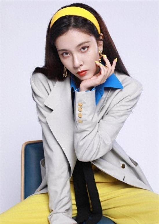 宋妍霏家境优越,穿过的衣服都扔掉,母亲舍不得捡回来穿,你咋看_父母