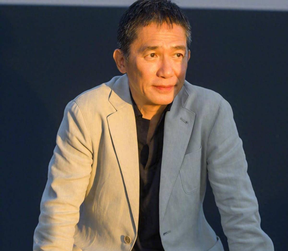 梁朝伟获国际级大奖发言时引争议,网友:这点成龙做得很棒_作品_电影节