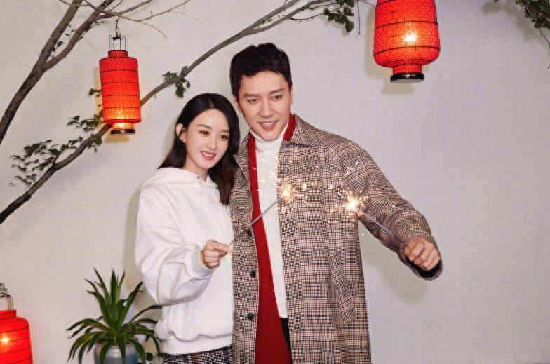 曝赵丽颖挺孕肚现身,冯绍峰全程陪伴,冯妈送500万珠宝庆祝_网友_关系