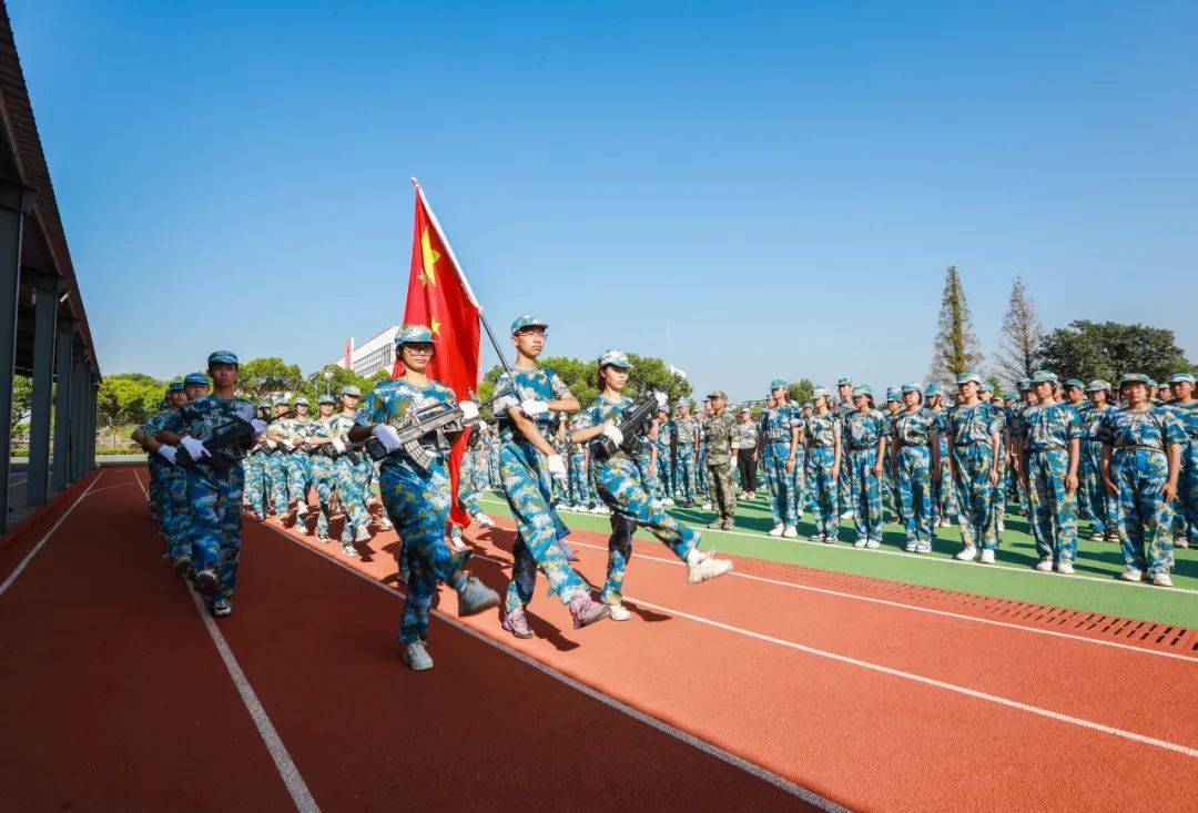 南京商业学校军训汇演太震撼!_训练_鼓楼区_意志