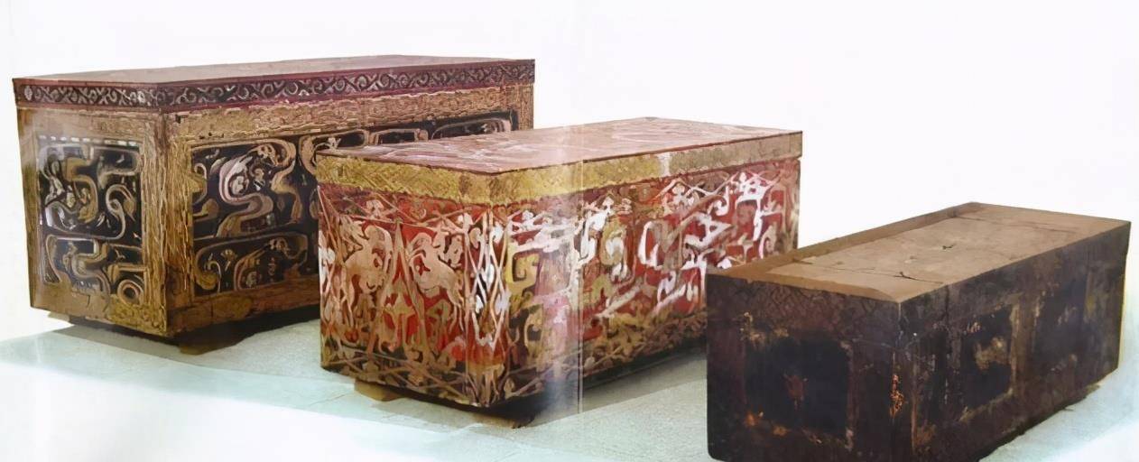 西周形成的葬制,天子要用四重棺椁下葬,一个套一个,内棺用水牛皮包裹