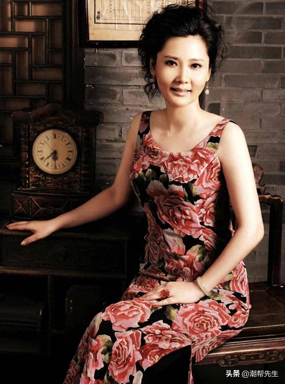 60岁何赛飞真是老来俏,爱穿花衣却不艳俗,好衣品值得妈妈们学习_女人