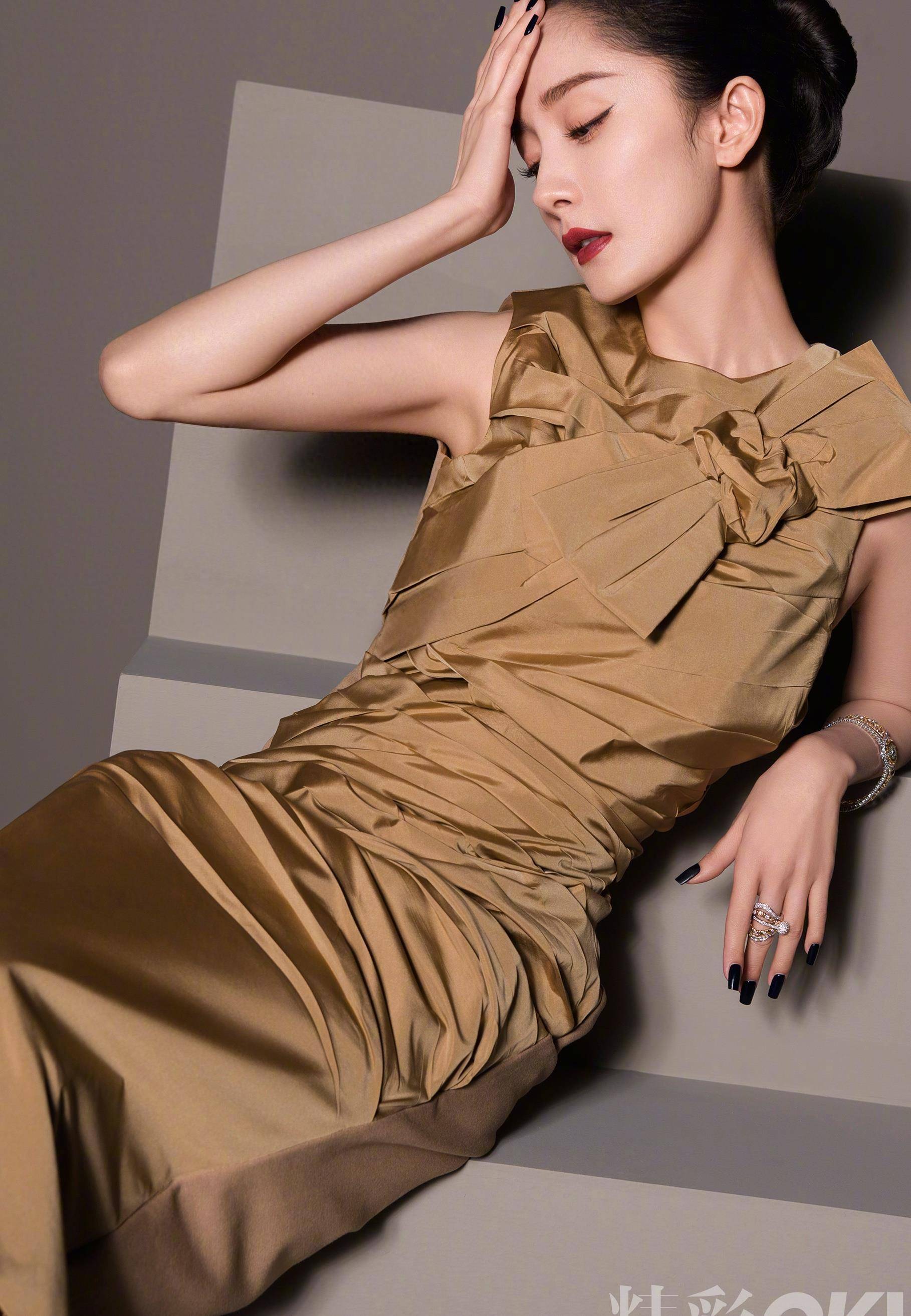 杨幂亮相《ok精彩》周年纪念版 鱼鳞袜大秀美腿,复古又现代_封面_黑色