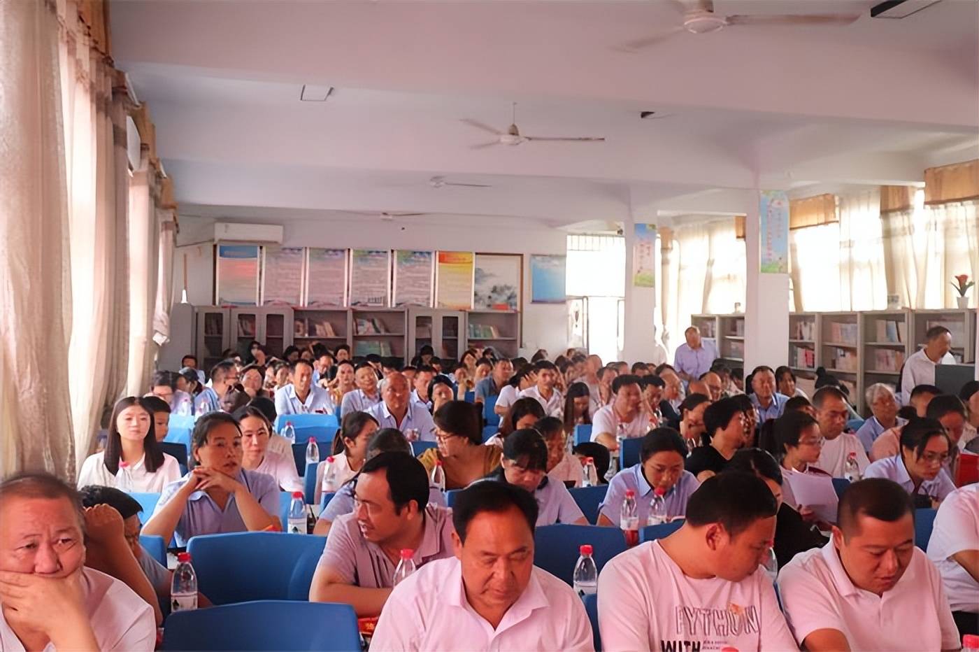 参加会议的领导有:邓州市开放大学校长尹红亚,林扒镇党委书记杨柯,林