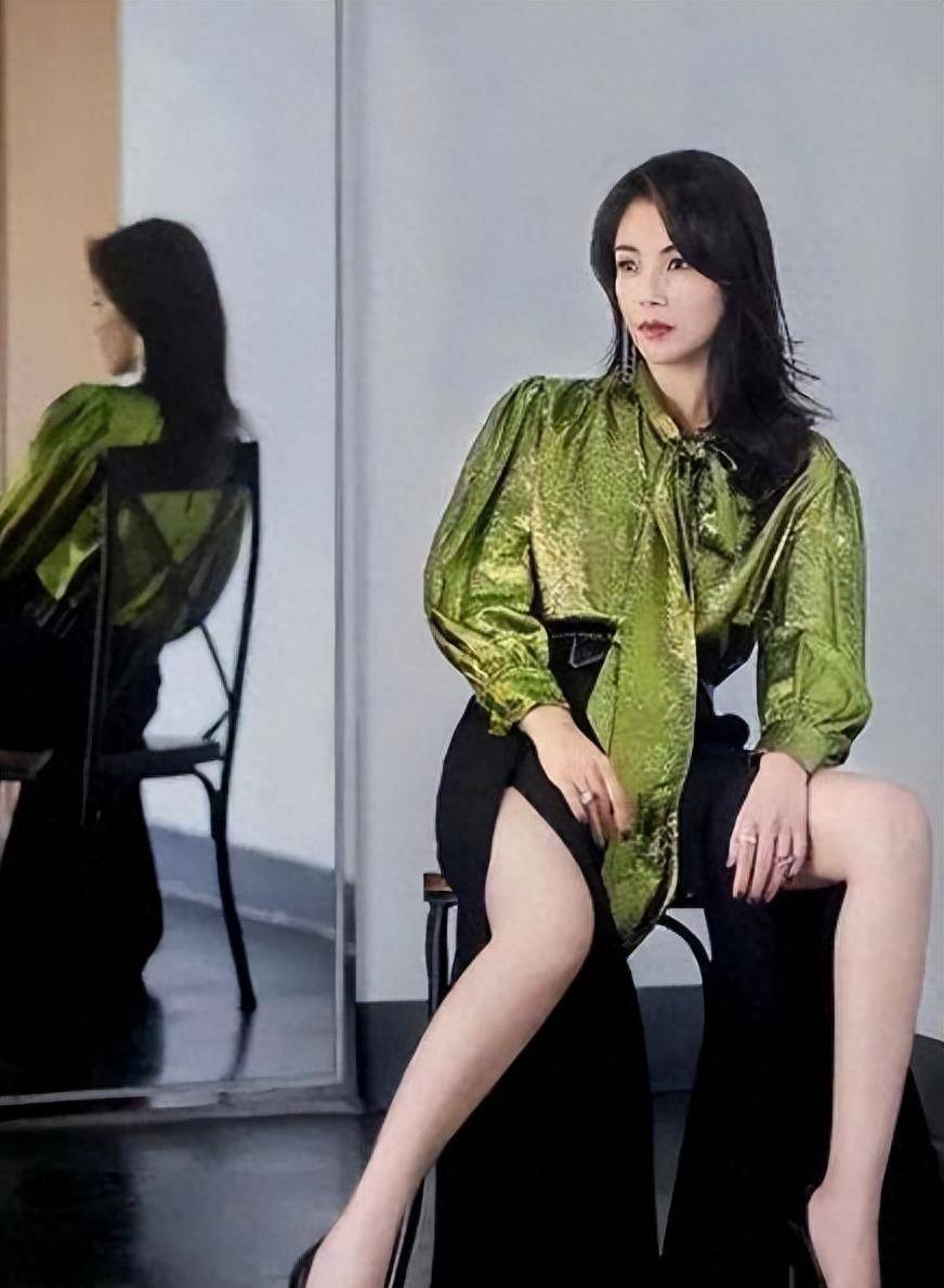 刘涛造型惊艳,喇叭裤剪开直达大腿根,一览无余,美腿太抢镜_时尚_衬衫