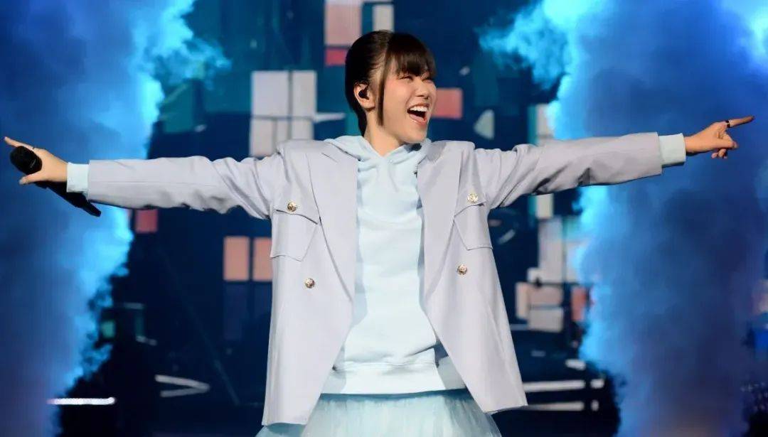 "蔡恩雨演唱会没有安哥,但搞怪的她在唱完压轴歌曲《飞鸟和蝉》从升降