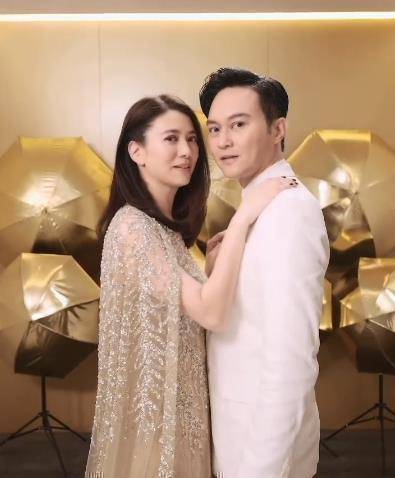 两人对视的时候,隔着屏幕都能感受到这么多年的感情有多深厚,袁咏仪的