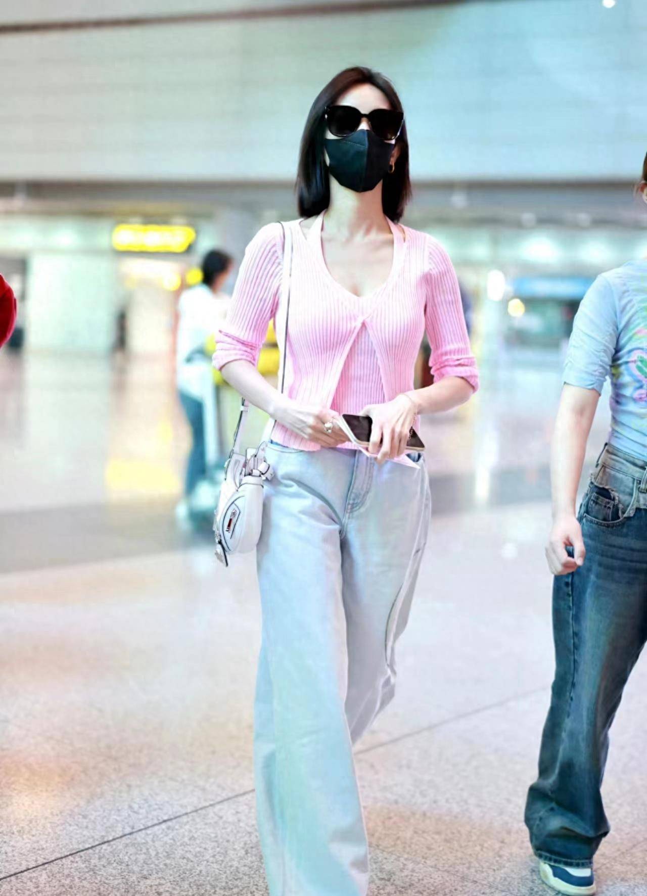 李一桐现身机场,身穿粉色毛衣搭配牛仔阔腿裤,清新醒目又减龄!