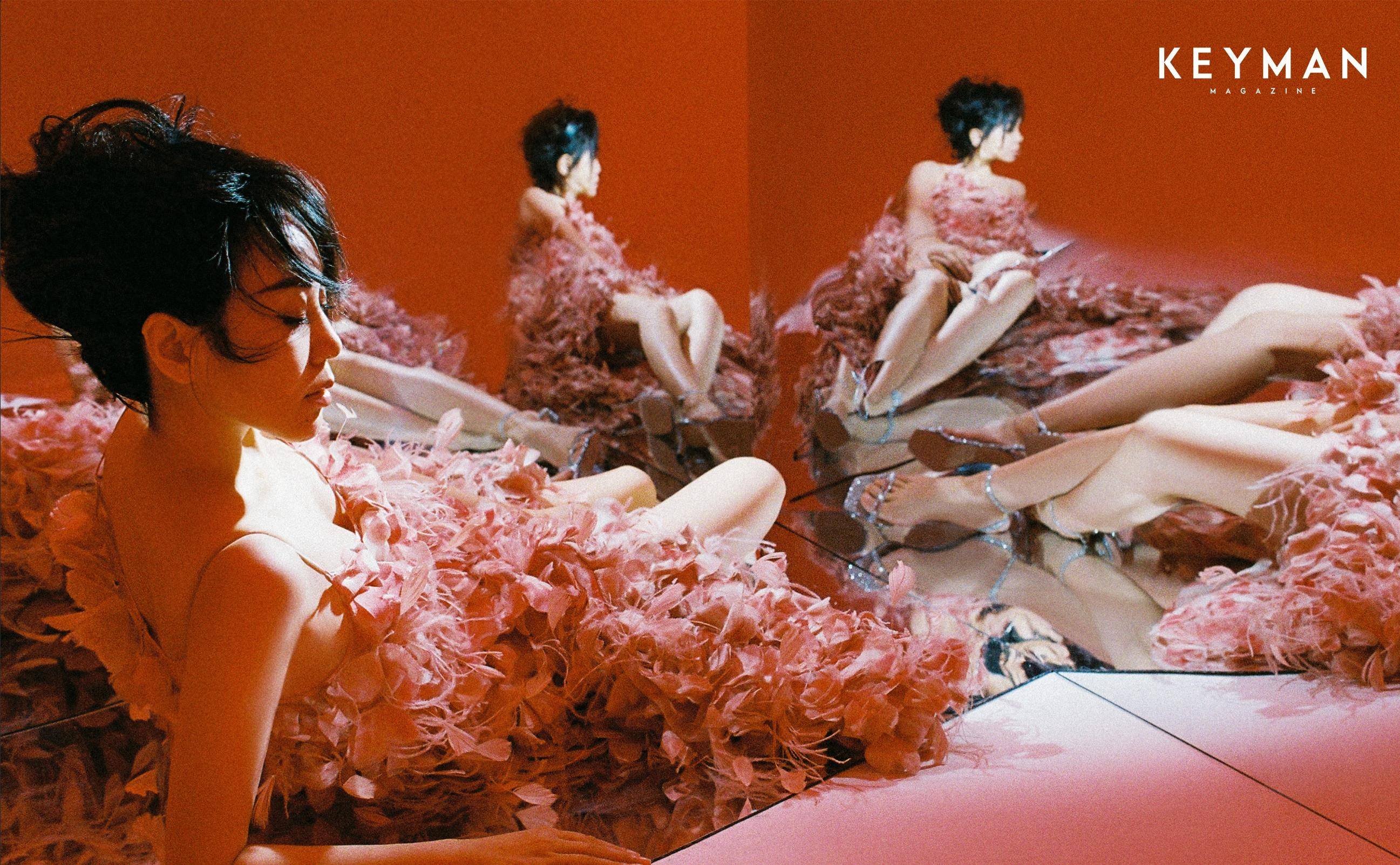 闫妮最新时尚大片展示了她搭配渔网袜的深v美腿, 52岁妹子性感至极