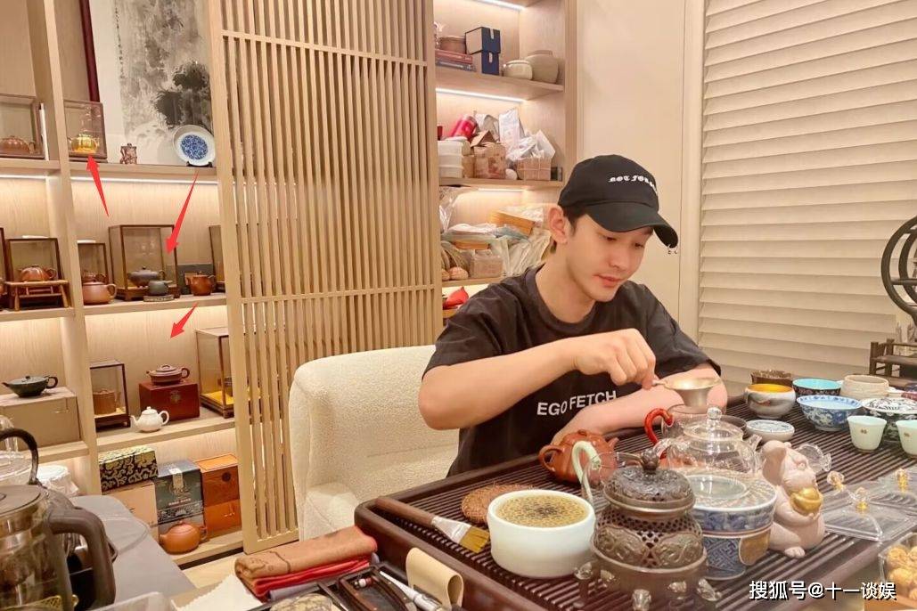 黄晓明上海豪宅内景曝光,墙壁挂自画像好自恋,发际线像假发套_女生