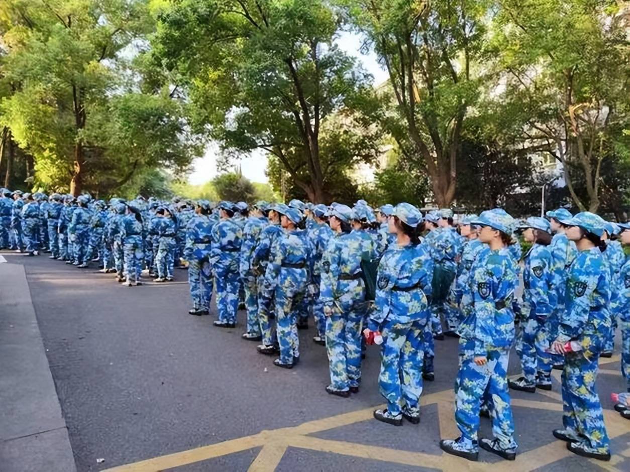 学生吐槽军训校服薄且透光,学校回应:后勤负责,会上报领导!