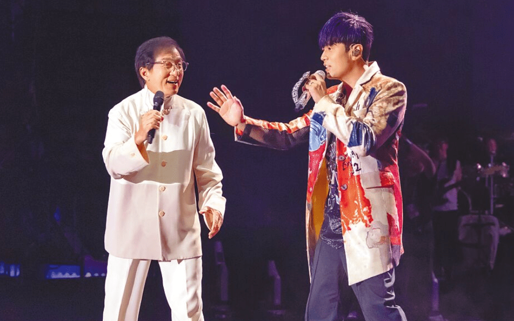 周杰伦日前在天津开唱,成龙惊喜献声_歌迷_抒情_合唱