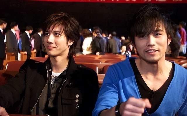 67同样是「演唱会下跪」:为啥刘德华被肯定,王力宏却受到争议呢