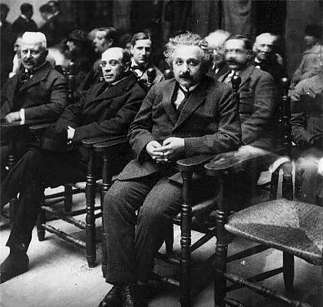 爱因斯坦是一名出生于德国的犹太科学家,要知道在第二次世界大战当中