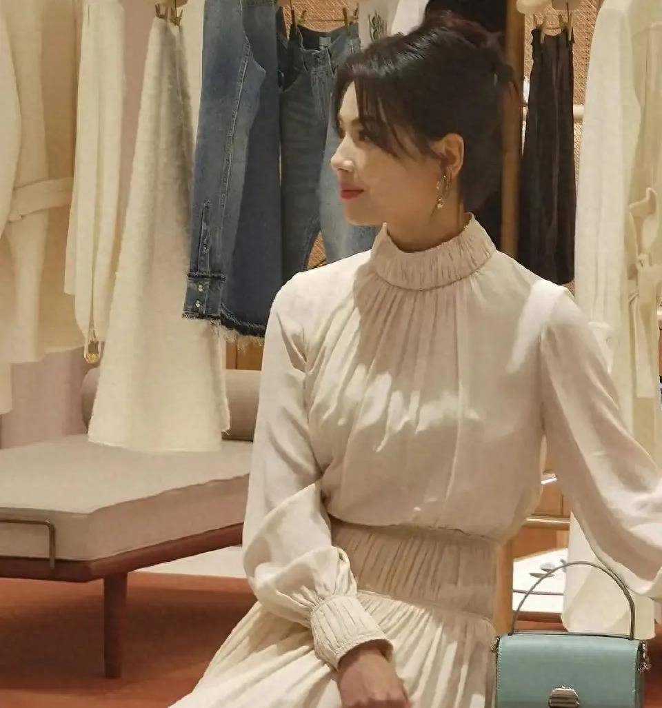 刘涛进入高级名媛圈,和万宝宝一起参加聚会,妆容精致贵气十足_珠宝