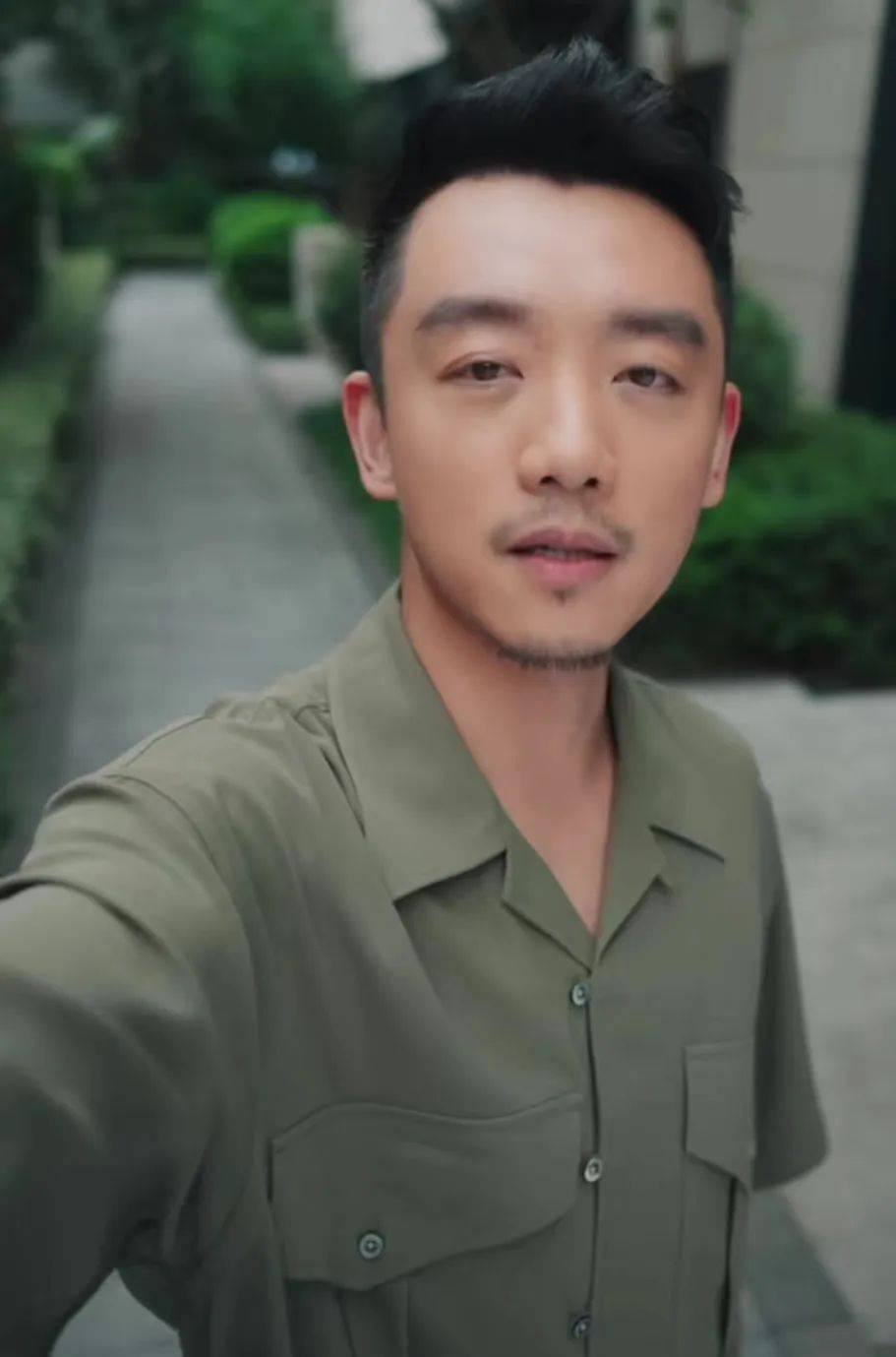 为家变身综艺劳模,郑恺胡渣变身沧桑大叔,网友惊呼:快认不出了_苗苗