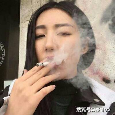 女士吐烟微信头像 寂寞伤感的女生微信头像一个人叼着烟图片