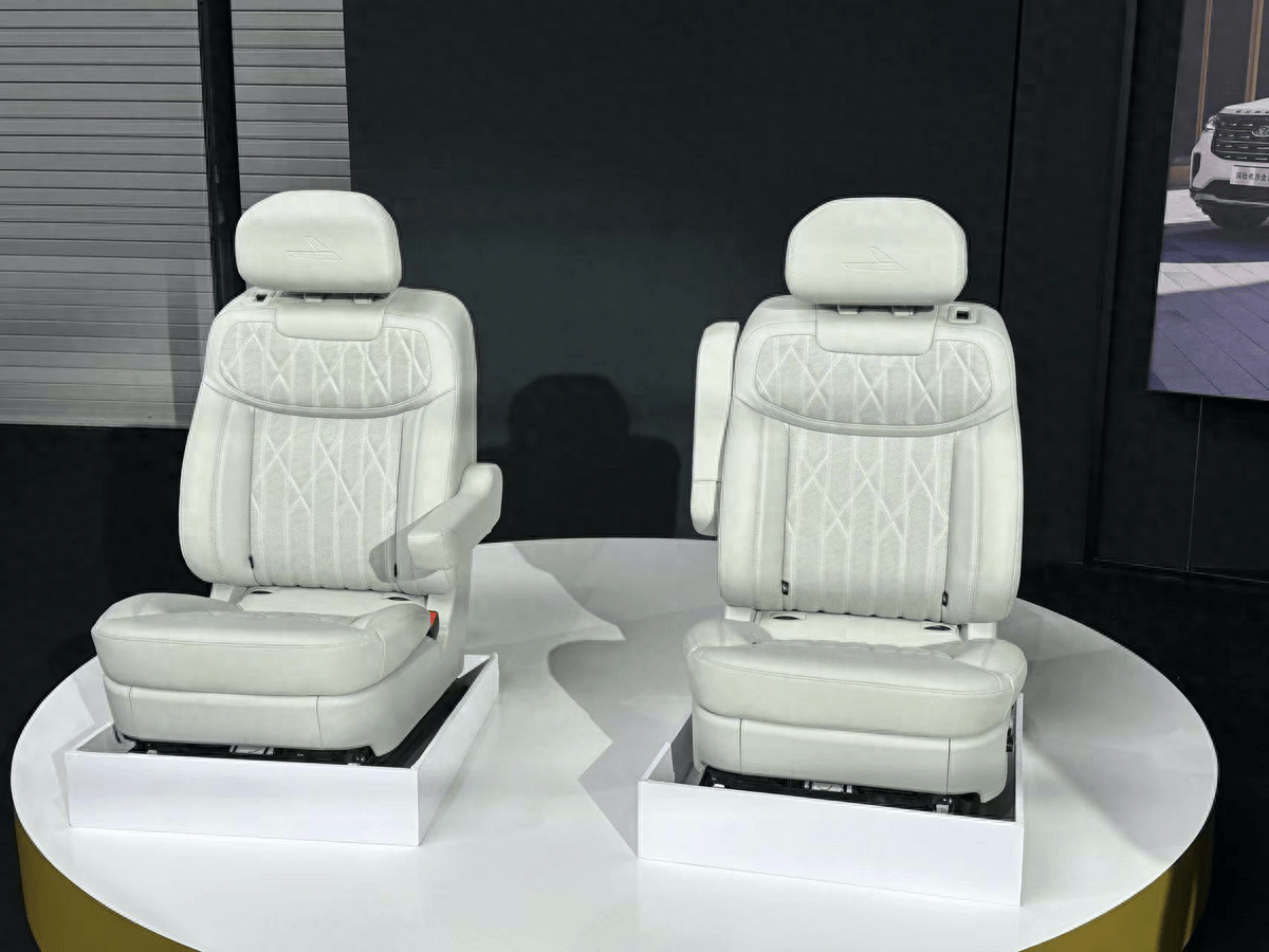 座椅选用半苯胺真皮,探险者赤金版太壕了_搜狐汽车_搜狐网