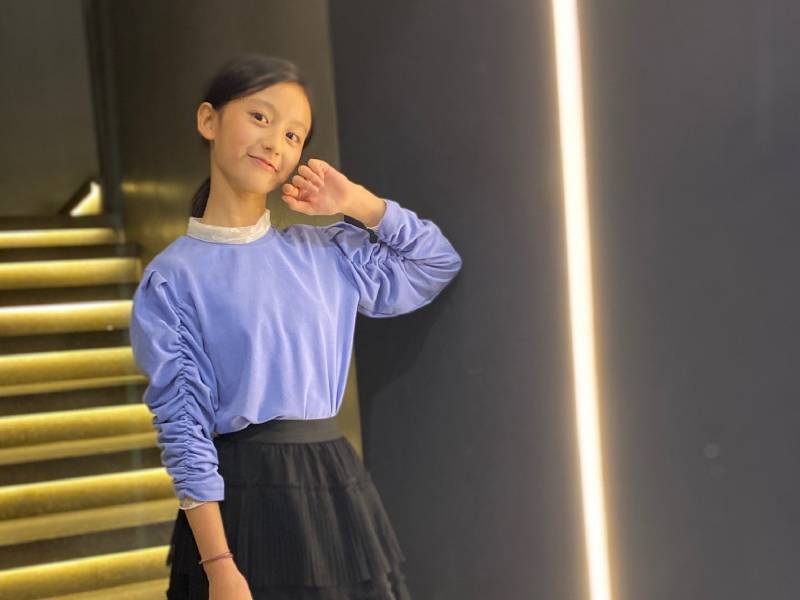 裴佳欣年龄比较小,看她如今火热的程度,已经属于大网