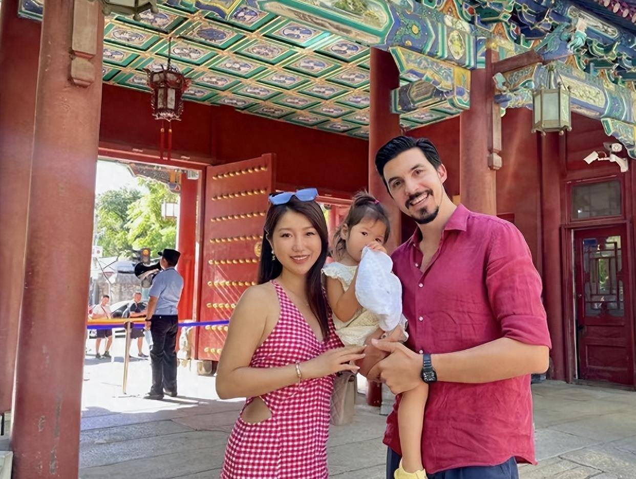 被指长相丑离职隐退,携外籍老公探亲超像妈_王帆_生活_工作