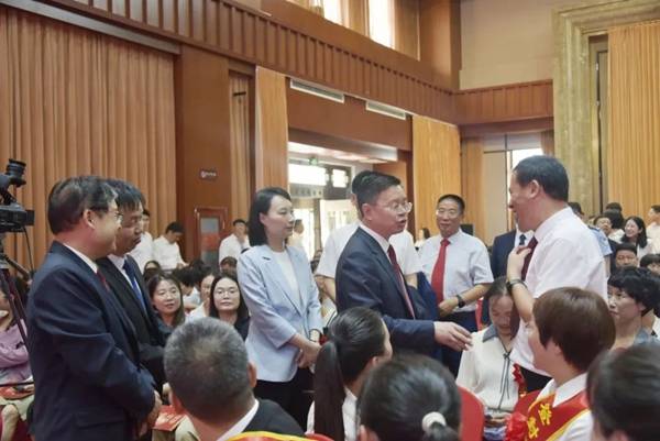 河南省登封市2023年教师节庆祝大会隆重召开_教育_发展_优秀教师