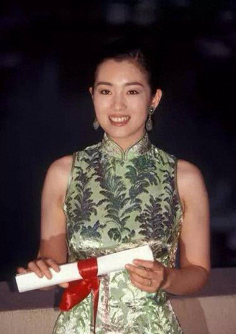 穿千元衣街边拍照,嫁老外22年幸福至今_巩俐_电影_史可