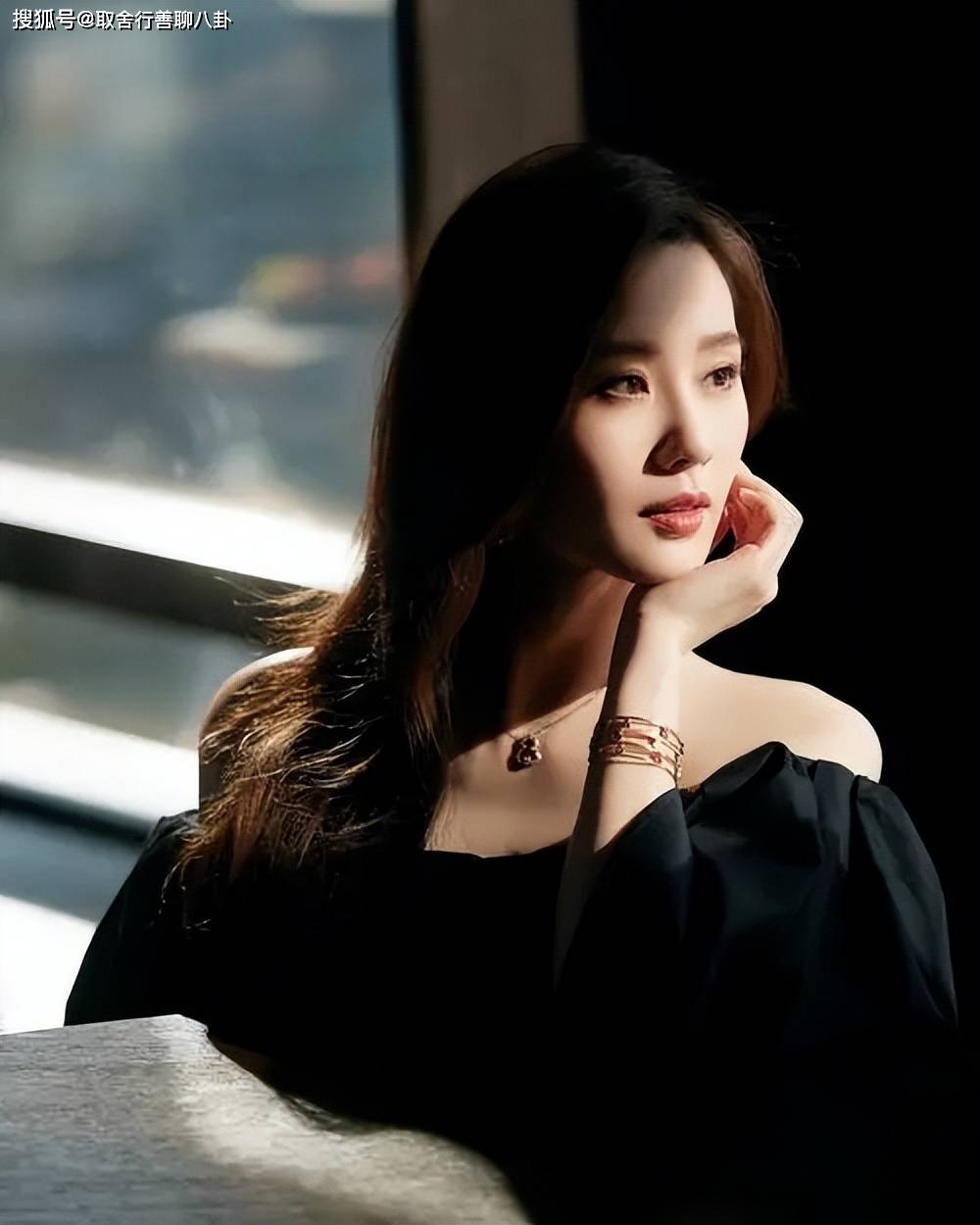 剧组聚餐,刘诗诗送沈月回家,蹦蹦跳跳下车可爱_魅力_网友_八卦