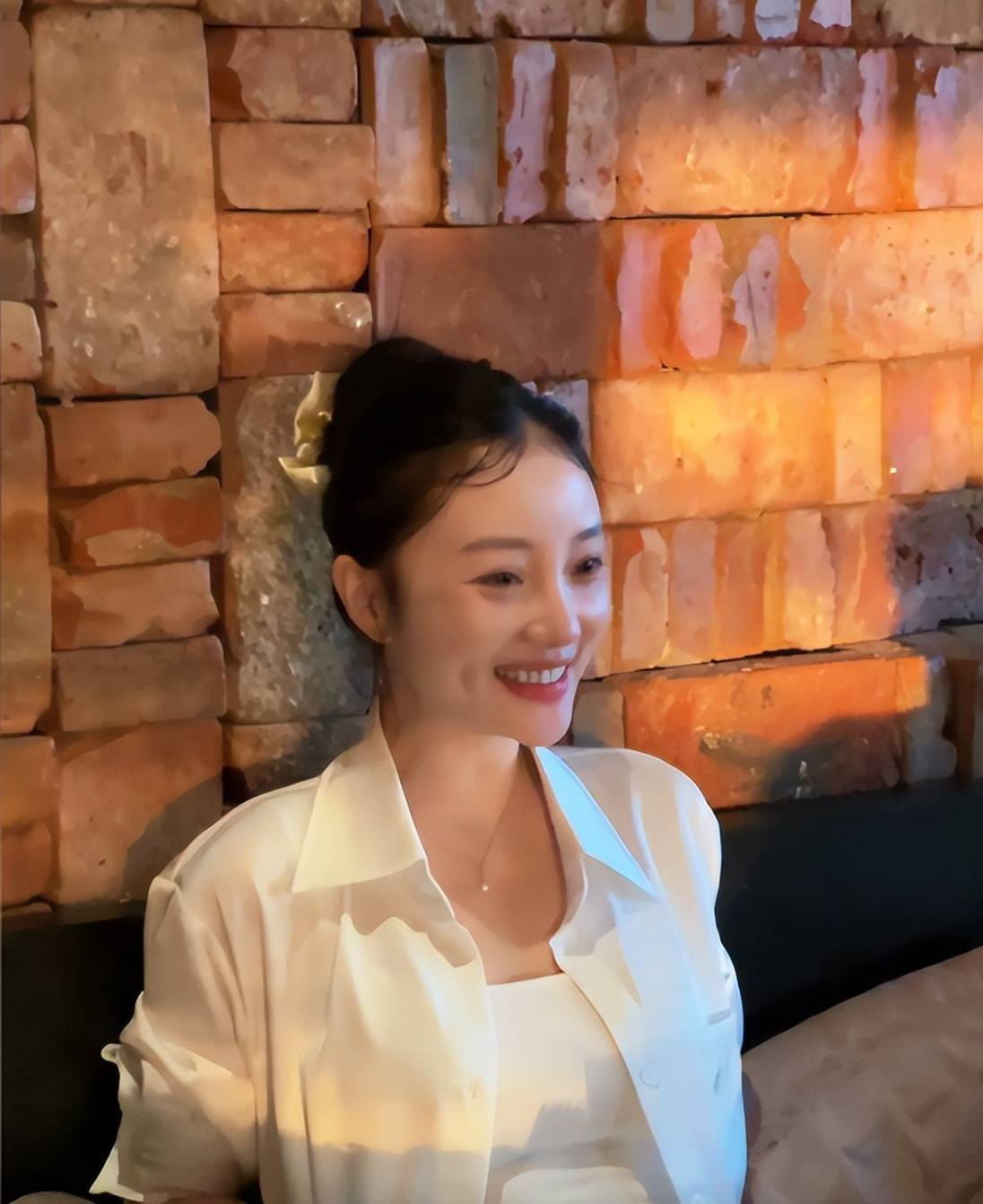 李小璐发视频疑内涵pgone,穿着时尚眼神撩人,额头发