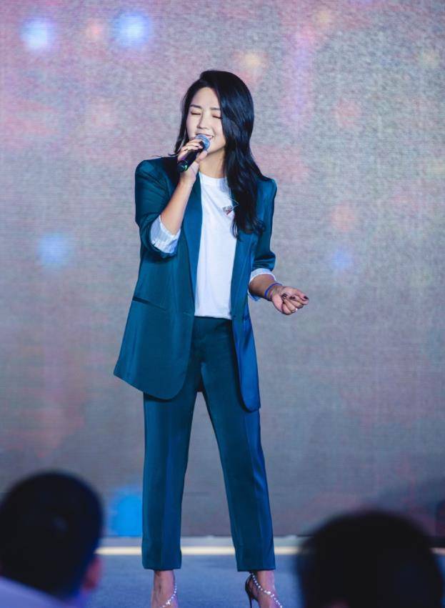 何洁大变样,看到路人镜头下的真实身材,谁还会说她胖_look_黑色_西装