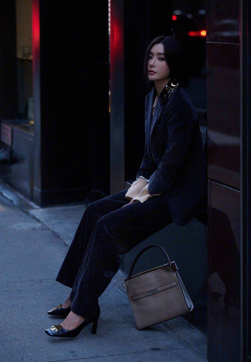 秦岚蓝色西装低调时尚 飒爽干练演绎职场女强人_写真_魅力_造型