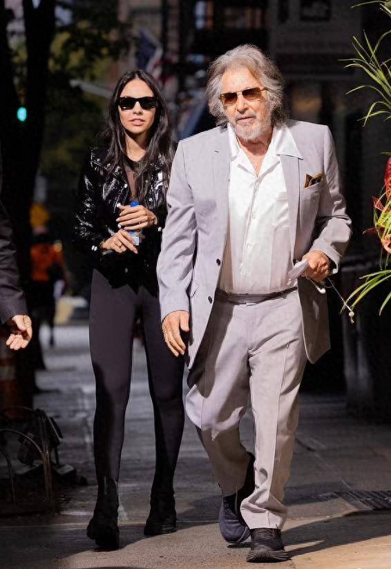 影帝阿尔帕西诺和29岁女友突然宣布分手,9月前俩人孩子才刚出生_努尔