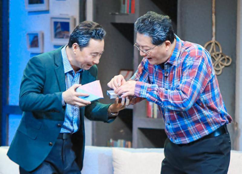 其实一开始陈佩斯进入演艺圈演的都是别人不要的角色,但在他坚持不懈