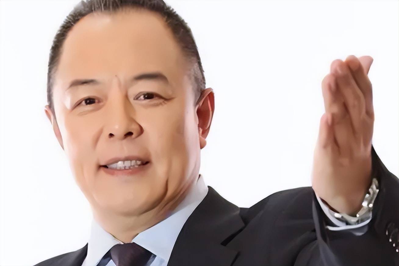 66岁张铁林头发花白走路不稳,拒绝与粉丝合照,已入英国国籍_网友_中国