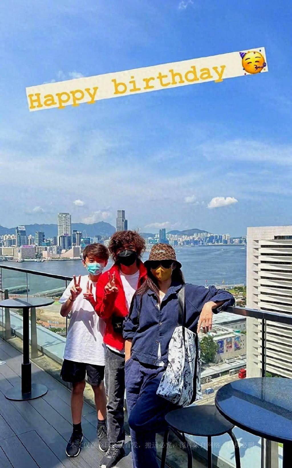 头发烫卷打扮时髦,身高已经超过小青霞_谢振轩_张柏芝_小时候