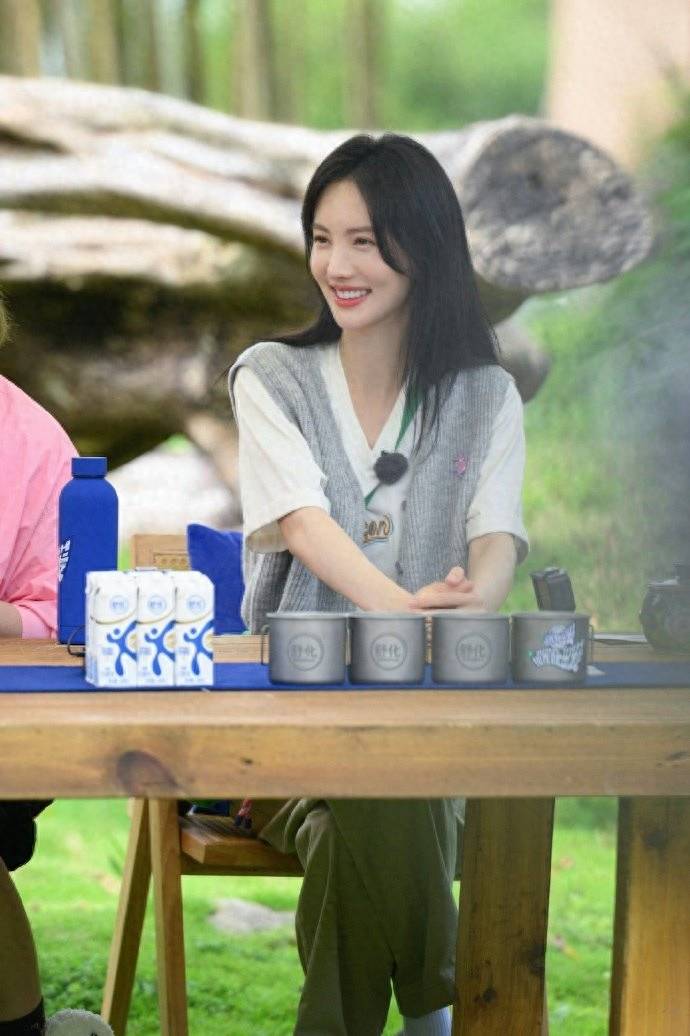 此外,金晨还选择了一双黑色的高跟鞋来提升自己的身高和气场.