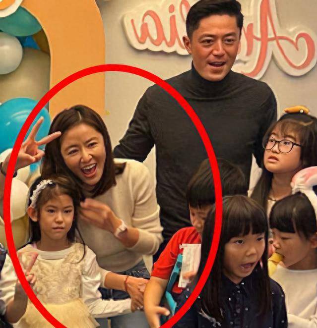 林心如一家三口合影曝光,自己行头百万,霍建华和女儿穿搭被嘲_时尚