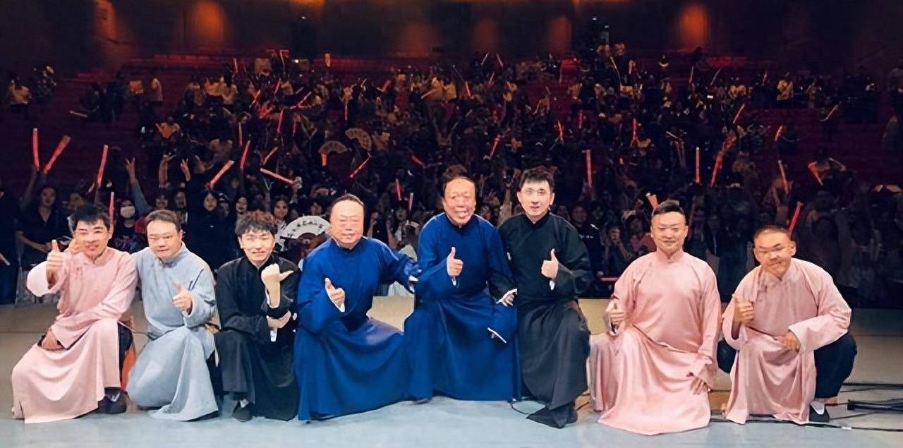 德云社抚顺专场结束,尚九熙带着两位大爷演出,九熙很是尊师重道_小龙