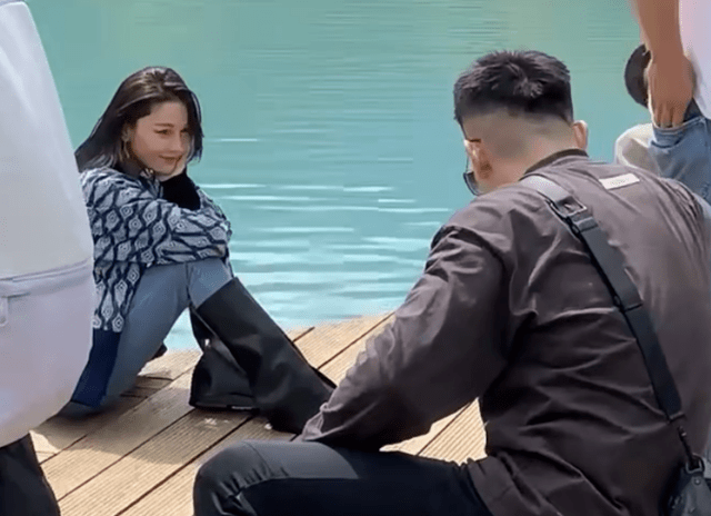 张馨予夫妇游玩丽江,何捷大包小包还拿伞,蹲地为老婆拍照好宠妻_照片