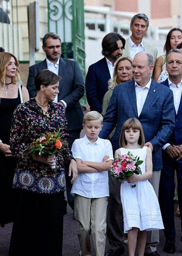 就在开学前一天,王子和王妃也现身,与父母和其他摩纳哥王室成员一起