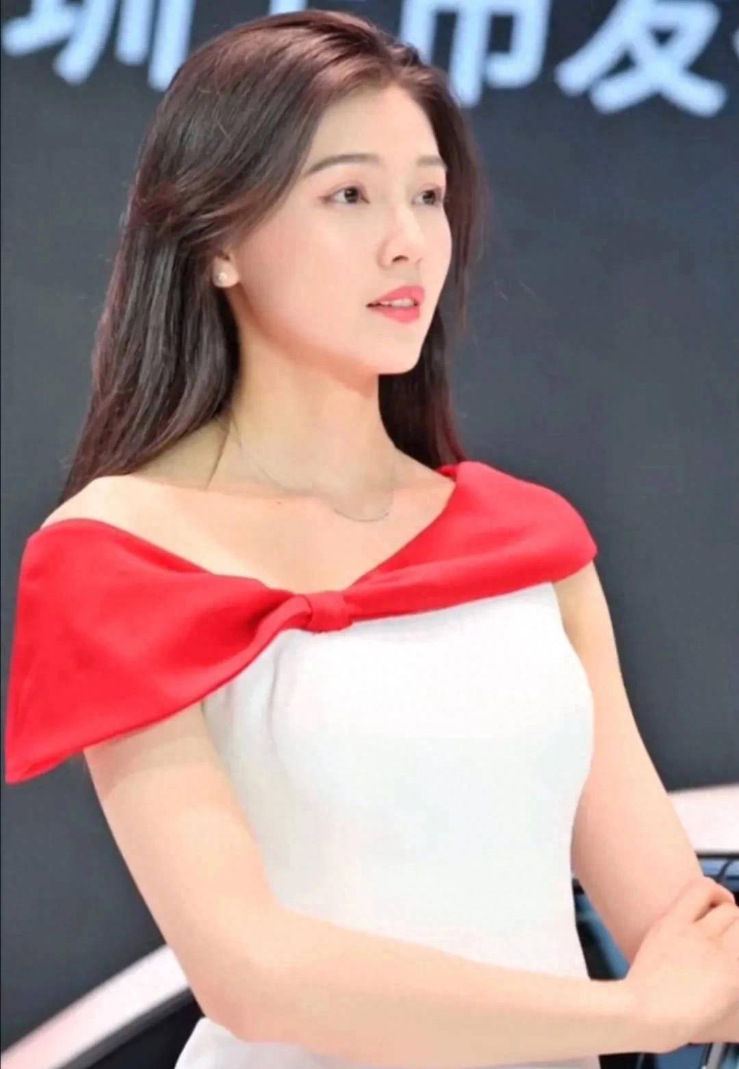 肖雨婷出生于1999年,身高184厘米.