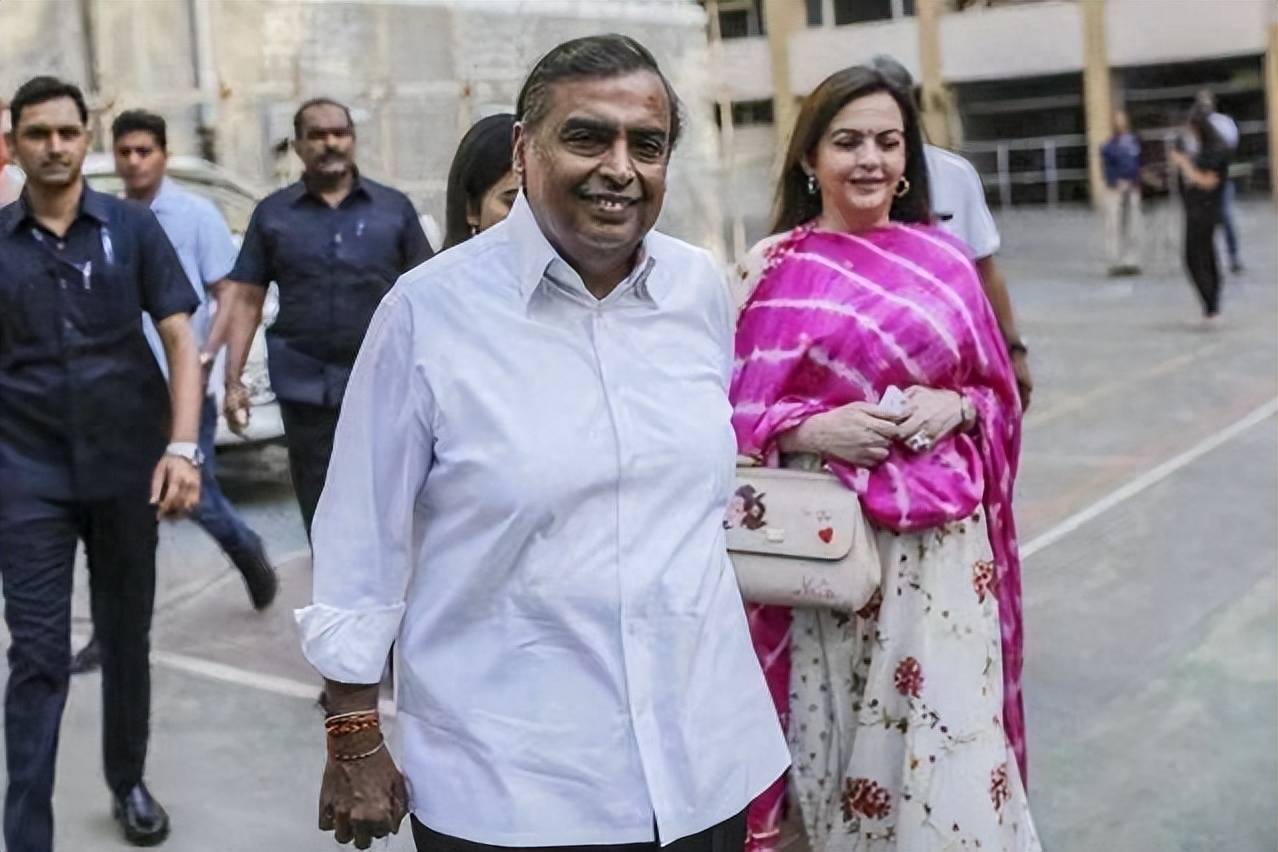 伊莎,花数亿结情碧昂丝婚礼献唱,请五万名穷人吃流水席_安巴尼_父亲