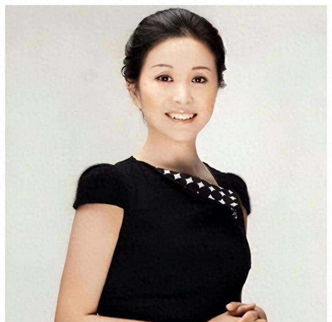 离开非诚勿扰的黄菡老师,如今现身婚礼现场,57岁的她时尚犹存_节目