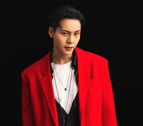 陈伟霆外公外婆年轻旧照曝光,衣着华丽家境好,五官立体像混血儿_穿着