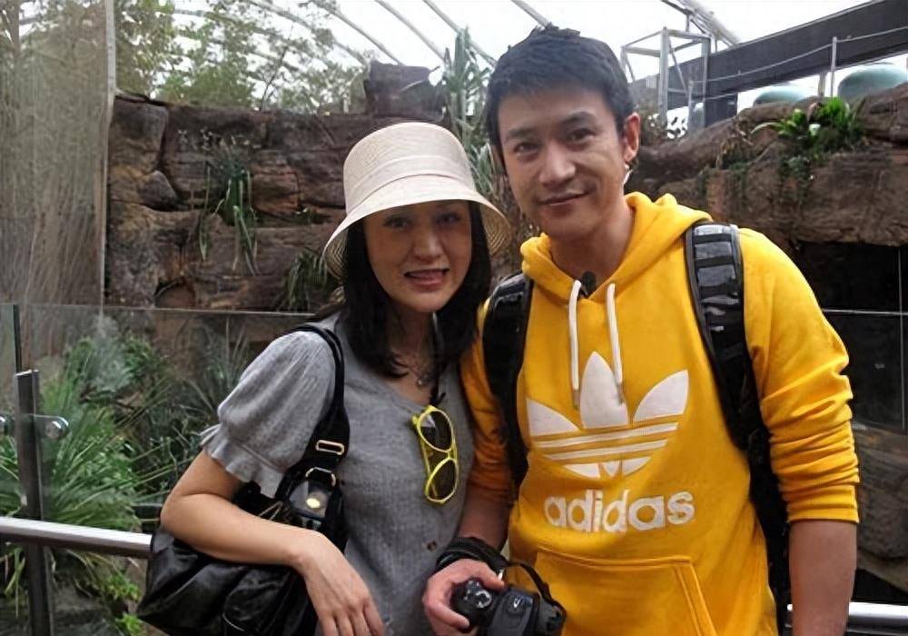 同是家庭主妇,杨乐乐满脸憔悴鲍蕾活力四射,差距真大!_气质_一面_白色