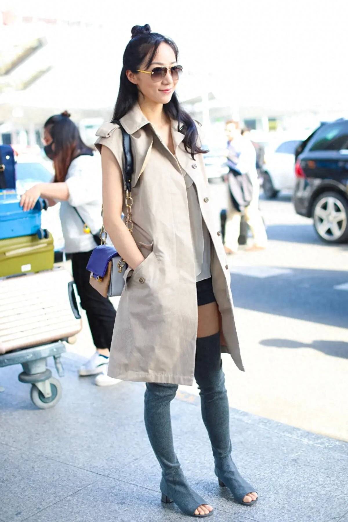 韩雪终于放开了,穿无袖风衣配露趾长靴,潮流感一般人学不来_衬衫_黑色